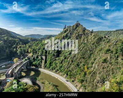 Vista aerea del castello di Altenahr, in Germania, fortezza medievale in rovina in cima a una collina con mura e torri sopra il fiume Foto Stock