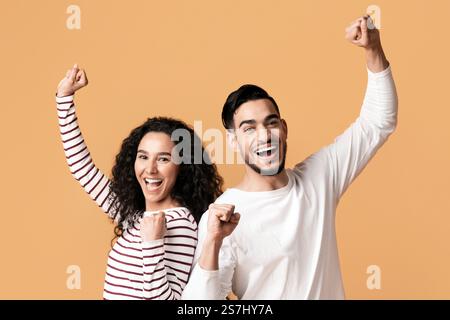 Grande fortuna. La coppia araba si è molto gioita alzando i Fists ed esclamando con entusiasmo Foto Stock