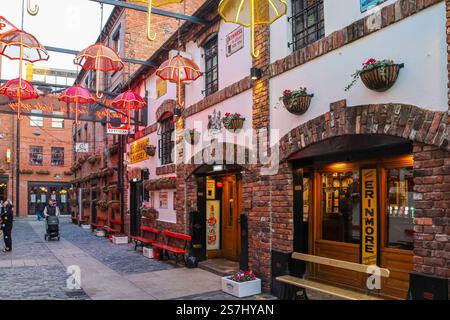 Popolare pub bar di Belfast, il bar Duke of York, Commercial Court, Belfast Cathedral Quarter, Irlanda del Nord. Foto Stock