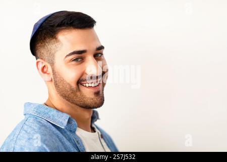 Primo piano ritratto di sorridente ebreo in kippa Foto Stock