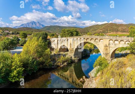Paesaggio con Ponte Leccia villaggio e Monte Cinto in Corsica isola, Francia Foto Stock