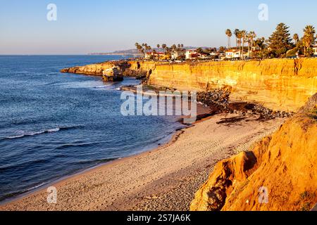L'ora d'oro getta un caldo bagliore sulla costa frastagliata e sulle spiagge sabbiose delle Sunset Cliffs, creando una vista mozzafiato Foto Stock