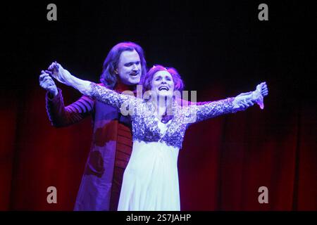 William Joyner (Andre le Tourner), Janis Kelly (Regine Saint-Laurent) in PRIMA DONNA al Palace Theatre, Manchester, Inghilterra 10/07/2009 a Manchester International Festival & Opera North musica di co-produzione: Rufus Wainwright libretto: Rufus Wainwright & Bernadette Colomine direttore: Pierre-Andre Valade design: Antony McDonald illuminazione: Peter Mumford direttore: Daniel Kramer Foto Stock