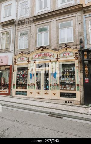 A Perola do Bolhao è un vecchio negozio di alimentari con una facciata in stile Nouveau che vende prodotti tradizionali portoghesi a Porto, Portogallo Foto Stock