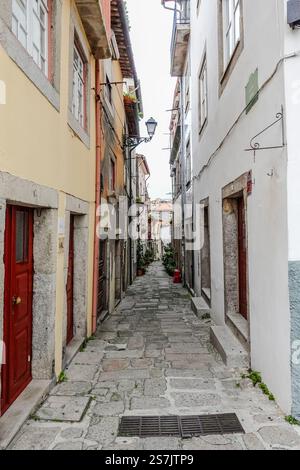 Vicolo stretto tra due vecchi edifici a Porto, Portogallo. Foto Stock