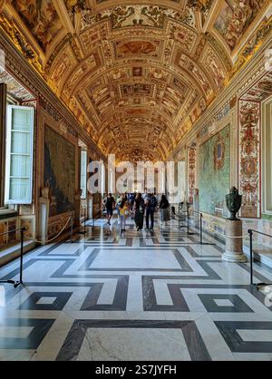 Un corridoio di grandezza, dove soffitti dorati e intricate mappe guidano i visitatori attraverso secoli di storia. Foto Stock