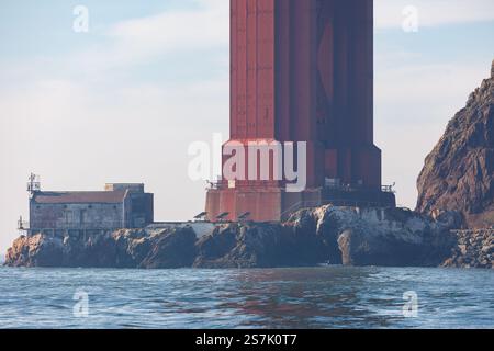 Vista dall'architettura ravvicinata della sposa e della torre nord del Golden Gate Bridge e del faro di Lime Point Foto Stock