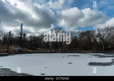vista panoramica del laghetto acquatico Frozen Conservatory a Central Park in inverno, Manhattan, New York City Foto Stock