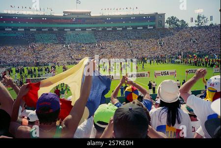 Pasadena, California, Stati Uniti. Tifosi rumeni alla cerimonia di apertura della Coppa del mondo FIFA 1994. Foto Stock