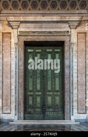 Antica porta di bronzo, Basilica Lateranense, Roma, Italia Foto Stock