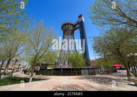 La Torre Bukhara, nota anche come Torre Shukhov, un'antica torre d'acqua riproposta come piattaforma di osservazione, è una struttura iperboloide in metallo nel centro storico Foto Stock