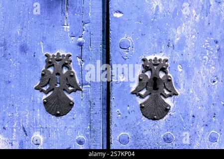 Dettagli metallici delle porte in legno del Museo di Arte coloniale di Caracas in Venezuela Foto Stock
