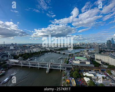Londra, Regno Unito - 29 giugno 2023: Vista aerea dal London Eye sul Tamigi. Foto Stock