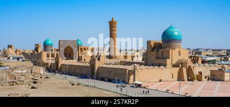 Veduta aerea del complesso po-i-Kalyan costituito dalla Moschea Kalan , dal Minareto Kalyan e dalla Madrasa Araba Mir-i nella storica città vecchia di Bukhara i. Foto Stock