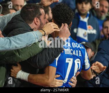 Barcelos, Guimaraes, Portogallo. 19 gennaio 2025. GONCALO BORGES ha visto celebrare il suo gol con i tifosi durante la partita della Liga Portugal Betclic 2024/25 tra Gil Vicente FC e FC Porto all'Estadio Cidade de Barcelos 19, gennaio 2025 a Barcelos, Portogallo. Crediti: ZUMA Press, Inc./Alamy Live News Foto Stock