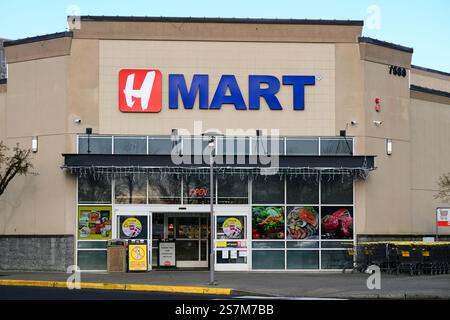 Redmond, Washington, USA - 18 gennaio 2025; ingresso al supermercato asiatico H Mart con cartello e logo Foto Stock