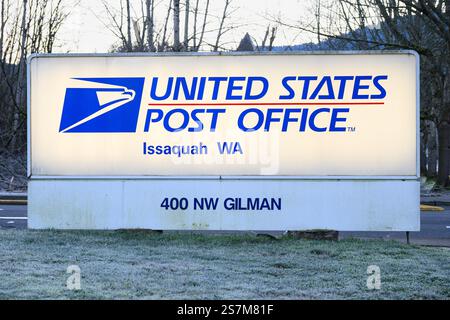 Issaquah, WA, USA - 19 gennaio 2025; insegna illuminata con logo presso l'ufficio postale degli Stati Uniti di Issaquah Washington Foto Stock