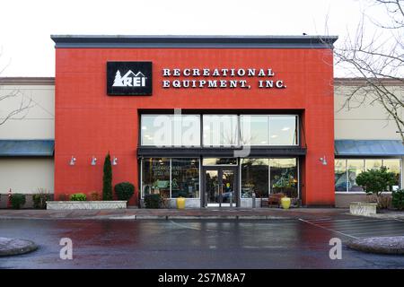Issaquah, WA, USA - 19 gennaio 2025; facciata del negozio REI Recreational Equipment Inc con logo in Issaquah Foto Stock