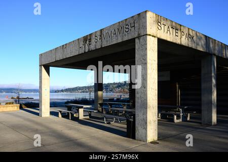 Issaquah, Washington, USA - 19 gennaio 2025; rifugio in cemento con nome di Lake Sammamish State Park Foto Stock