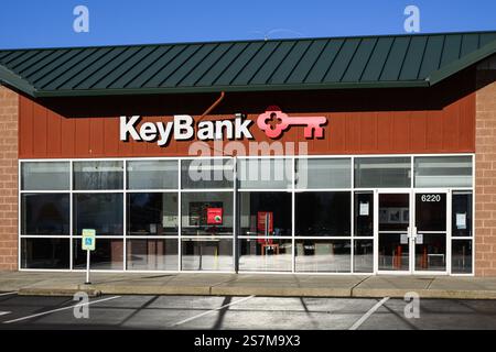 Issaquah, WA, USA - 19 gennaio 2025; filiale Key Bank con marchio e logo sull'edificio Foto Stock