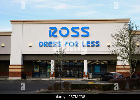 Redmond, Washington, USA - 18 gennaio 2025; Ross Stores Dress for Less facade con testo sull'ingresso Foto Stock