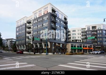 Redmond, Washington, Stati Uniti - 18 gennaio 2025; paesaggio urbano del centro storico di Redmond con moderni edifici di appartamenti Foto Stock