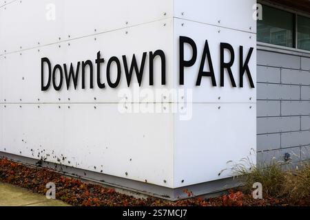 Redmond, Washington, USA - 18 gennaio 2025; insegna Downtown Park nel centro di Redmond Washington Foto Stock
