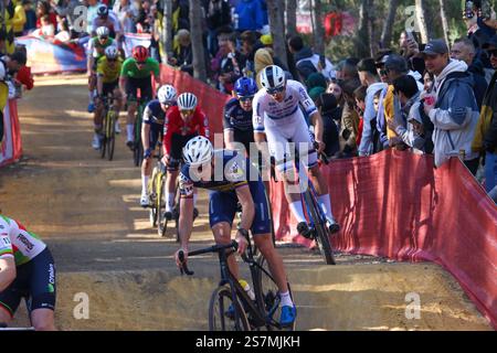 Benidorm, Spagna, 19 gennaio 2025: Il pilota Baloise Glowi Lions Thibau Nys (11) durante la Coppa del mondo UCI Cyclo-cross Benidorm Elite Men il 19 gennaio 2025 a Benidorm, Spagna. Crediti: Alberto Brevers / Alamy Live News. Foto Stock