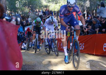 Benidorm, Spagna, 19 gennaio 2025: Il pilota Baloise Glowi Lions Thibau Nys (11) durante la Coppa del mondo UCI Cyclo-cross Benidorm Elite Men il 19 gennaio 2025 a Benidorm, Spagna. Crediti: Alberto Brevers / Alamy Live News. Foto Stock