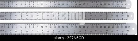 Righello in metallo realistico. Strumento di misurazione, righelli da 12 pollici e 30 centimetri. Strumento di misurazione in plastica da cm, strumenti metrici per righello in pollici metallici scolastici attrezzatura geometrica. Set di icone vettoriali isolate. Righello in metallo realistico. Strumento di misurazione, righelli da 12 pollici e 30 centimetri, set vettoriale isolato Illustrazione Vettoriale