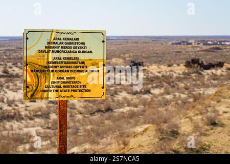 Targa del cimitero delle navi di Moynaq (Karakalpakstan, Uzbekistan), situata su una piattaforma sopra l'ex sponda del Mar d'Aral Foto Stock