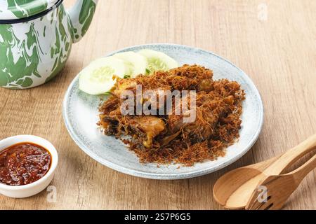 Ayam Goreng Lengkuas, pollo fritto cotto con spezie e cosparso di galangal grattugiato. Cibo tradizionale indonesiano. Foto Stock
