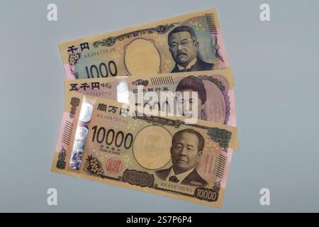Taipei, Taiwan 20 gennaio 2025, banconote giapponesi da 1000,5000 e 10000 yen da un lato Foto Stock