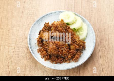 Ayam Goreng Lengkuas, pollo fritto cotto con spezie e cosparso di galangal grattugiato. Cibo tradizionale indonesiano. Foto Stock