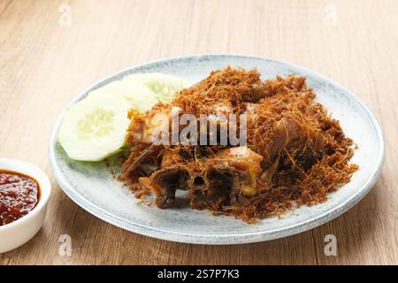 Ayam Goreng Lengkuas, pollo fritto cotto con spezie e cosparso di galangal grattugiato. Cibo tradizionale indonesiano. Foto Stock