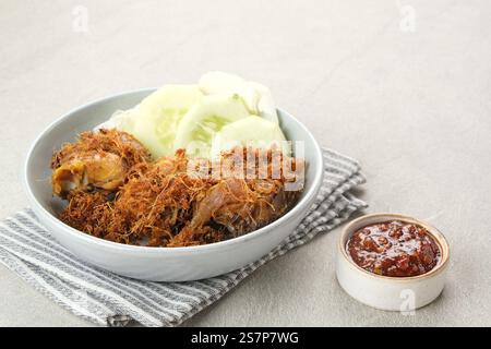 Ayam Goreng Lengkuas, pollo fritto cotto con spezie e cosparso di galangal grattugiato. Cibo tradizionale indonesiano. Foto Stock