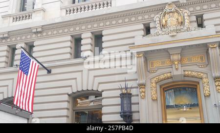 New York City, Stati Uniti - 6 settembre 2023: Facciata dell'edificio Grand Lodge of Masons, Manhattan Street. Architettura della sede centrale della Massoneria. Organizzazione di muratura a New York, Stati Uniti. Esterno Massonic Hall. Bandiera Foto Stock