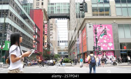 New York City, Stati Uniti - 29 agosto 2023: Centro commerciale Manhattan, Gimbels Bridge. Midtown Street vicino a Herald Square, Sixth 6 Americas avenue e Broadway. Skybridge negli Stati Uniti. Persone pedoni su zebra, taxi Foto Stock