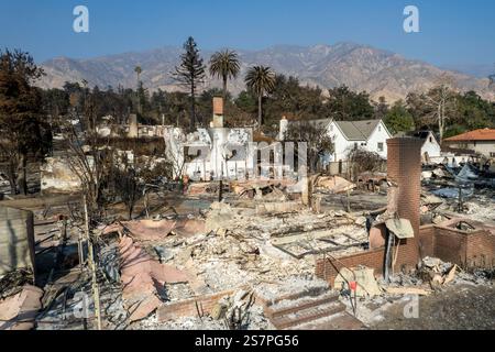 Un drone cattura le strutture danneggiate dall'incendio di Eaton ad Altadena. Foto Stock