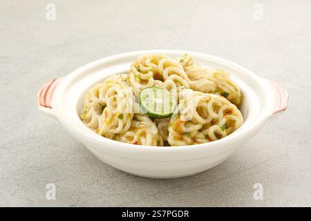 Seblak, mescolare i cracker fritti con aglio e peperoncino. Cibo tradizionale indonesiano Foto Stock