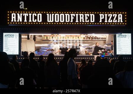 Una pizzeria mobile a legna che serve i clienti di notte. Sydney, Australia Foto Stock