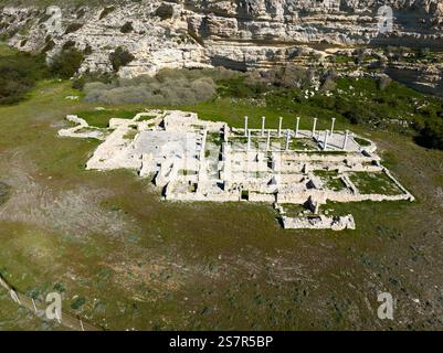 Basilica paleocristiana sul fronte spiaggia. Costruito alla base delle scogliere sud-occidentali, sotto l'acropoli, all'inizio del 6th ° secolo Foto Stock