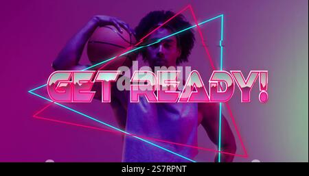 Tenendo in mano il basket, una persona che posa con PREPARATI! immagine di testo su forme al neon Foto Stock