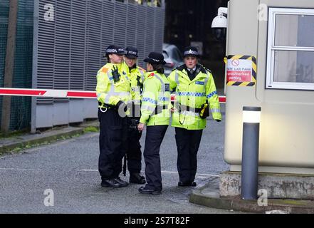 Forte presenza della polizia fuori dalla Corte Corona di Liverpool dove Axel Rudakubana, 18 anni, è accusato di tre capi d'accusa di omicidio, 10 tentato omicidio e possesso di un coltello, dopo un attacco pugnalato a una classe di club per bambini a tema Taylor Swift a Southport, Merseyside, il 29 luglio 2024. Data foto: Lunedì 20 gennaio 2025. Foto Stock