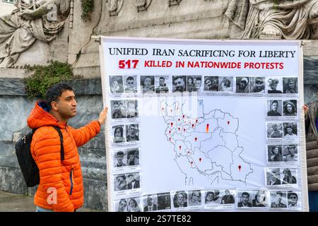 Un uomo ha un cartello con una mappa dell'Iran durante una protesta contro gli omicidi in Iran a seguito dell'omicidio di Mahsa Amini. La mappa evidenzia i locati Foto Stock