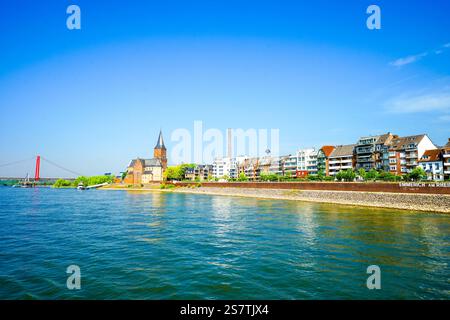 Vista del paesaggio e della città sul Reno vicino a Emmerich am Rhein. Foto Stock