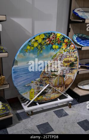 Un tavolo in ceramica con una scena della Costiera Amalfitana in vendita nel negozio Campaniadamare di Sorrento, Italia. Foto Stock