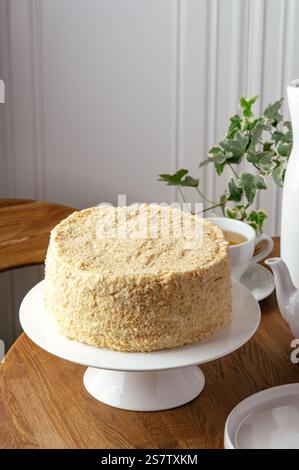 pan di spagna su un piedistallo con tè Foto Stock
