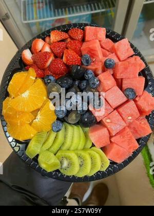 sorseggiando un nutriente fiocco di frullato tropicale Foto Stock