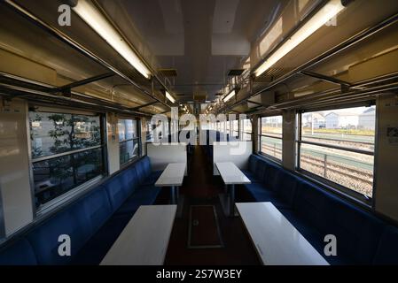 L'interno di un treno utilizzato per sedersi per i turisti al museo ferroviario di Omiya, Saitama, Giappone. Foto Stock